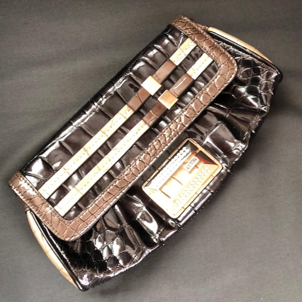 Guess clutch